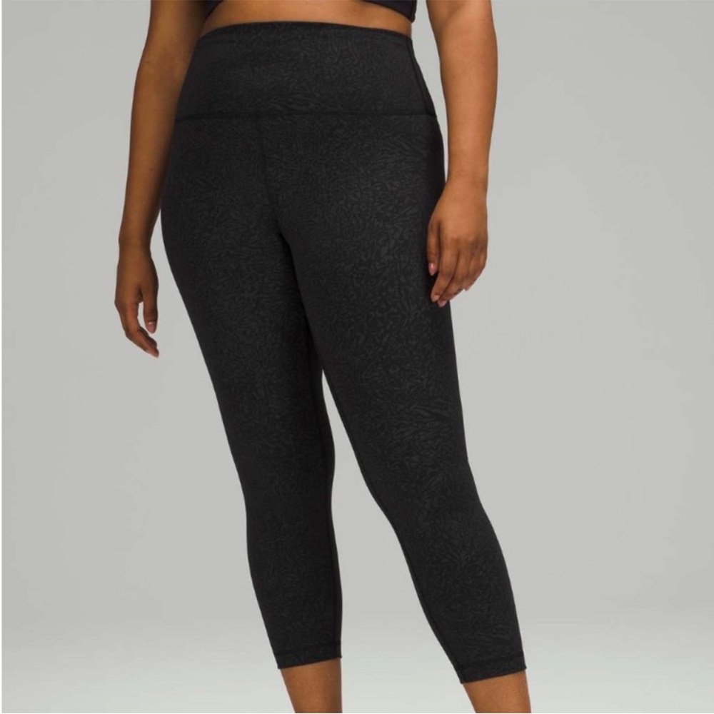 Lululemon Hawaii Island Black/Grey Wunder Train High-Rise Crop 23" Leggings - Picture 7 of 7